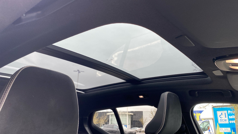 Volvo XC40 2.0 B3P Ultimate Dark 5dr Auto Petrol Estate